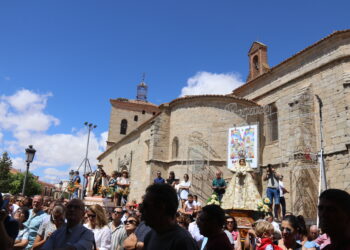 Multitudinario recibimiento a San Roque en Macotera que vuelve a disfrutar de la procesión al son de la dulzaina