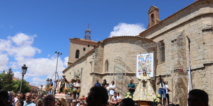 Multitudinario recibimiento a San Roque en Macotera que vuelve a disfrutar de la procesión al son de la dulzaina