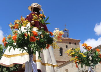 Multitudinario recibimiento a San Roque en Macotera que vuelve a disfrutar de la procesión al son de la dulzaina