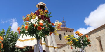 Multitudinario recibimiento a San Roque en Macotera que vuelve a disfrutar de la procesión al son de la dulzaina