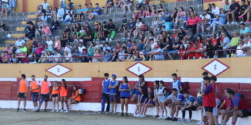 El «Humor Amarillo» con las peñas anima la penúltima tarde festiva en la plaza de toros de Babilafuente