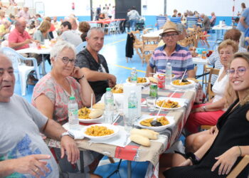 La paella popular de Babilafuente reúne a más de un millar de comensales en el pabellón cubierto