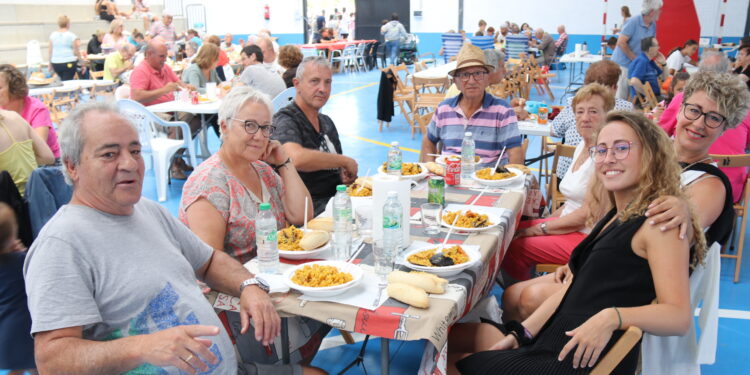 La paella popular de Babilafuente reúne a más de un millar de comensales en el pabellón cubierto