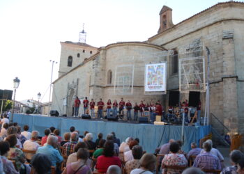Macotera despide sus fiestas con el certamen de dulzaina en la plaza Mayor y con Fetén Fetén como invitado estelar