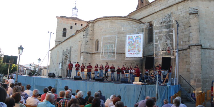 Macotera despide sus fiestas con el certamen de dulzaina en la plaza Mayor y con Fetén Fetén como invitado estelar