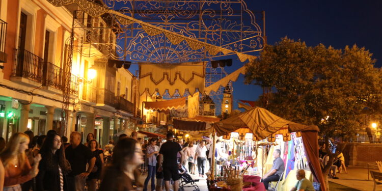 El Mercado Barroco lleva a Peñaranda a un viaje en el tiempo llenando de ambiente y puestos la plaza de España