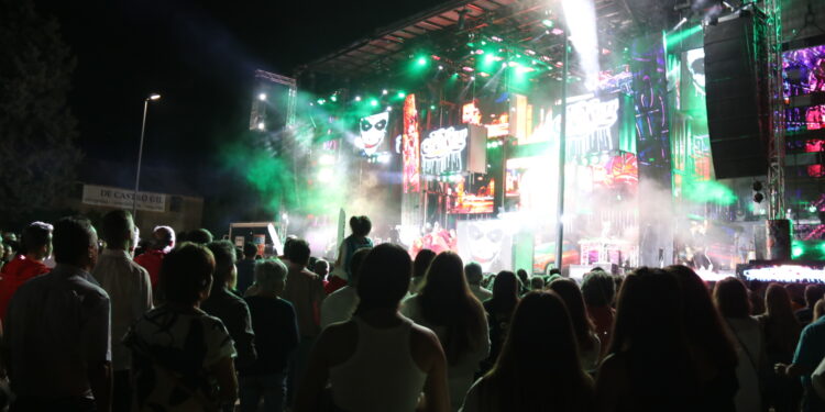 La orquesta Panorama regresa a Peñaranda y llena de nuevo el parque La Huerta en un concierto multitudinario
