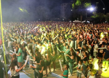 La orquesta Panorama regresa a Peñaranda y llena de nuevo el parque La Huerta en un concierto multitudinario