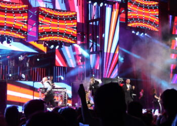 La orquesta Panorama regresa a Peñaranda y llena de nuevo el parque La Huerta en un concierto multitudinario