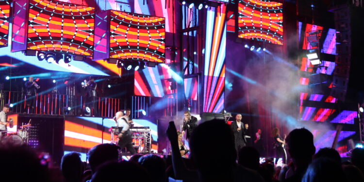 La orquesta Panorama regresa a Peñaranda y llena de nuevo el parque La Huerta en un concierto multitudinario