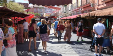 El Mercado Barroco de Peñaranda inicia su segunda jornada recibiendo ya a numerosos visitantes de la comarca