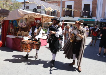 El Mercado Barroco de Peñaranda inicia su segunda jornada recibiendo ya a numerosos visitantes de la comarca