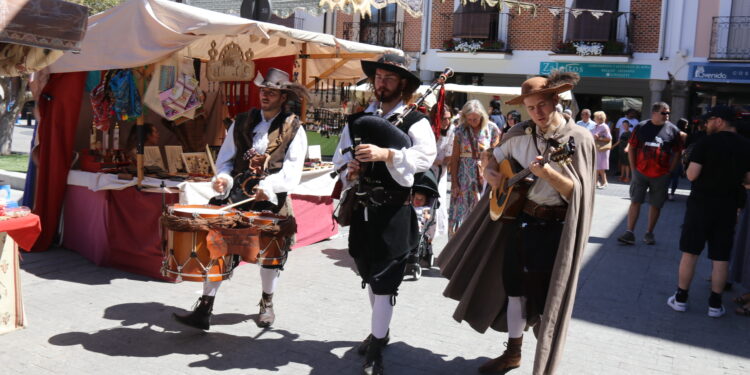 El Mercado Barroco de Peñaranda inicia su segunda jornada recibiendo ya a numerosos visitantes de la comarca