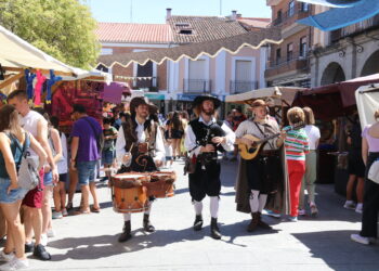 El Mercado Barroco de Peñaranda inicia su segunda jornada recibiendo ya a numerosos visitantes de la comarca
