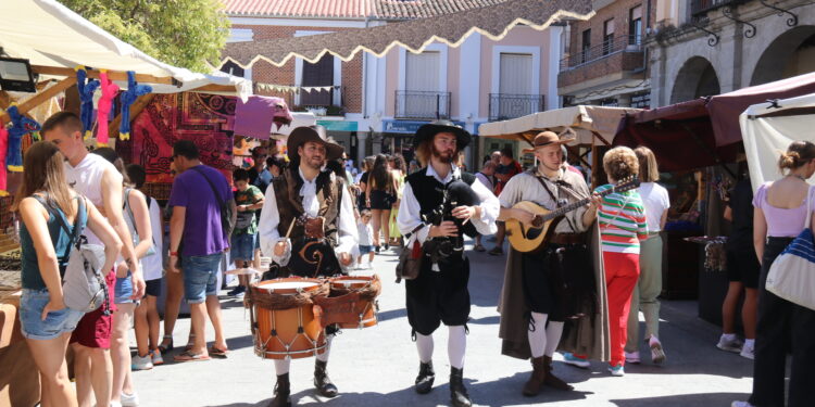 El Mercado Barroco de Peñaranda inicia su segunda jornada recibiendo ya a numerosos visitantes de la comarca