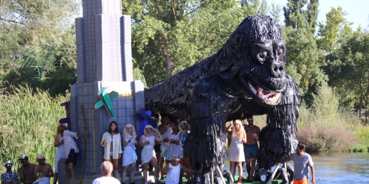 Multitudinaria bajada del Tormes en «OFNIS» que reúne a más de 3.000 personas en las orillas del río en Huerta