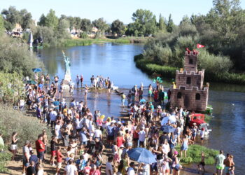 Multitudinaria bajada del Tormes en «OFNIS» que reúne a más de 3.000 personas en las orillas del río en Huerta