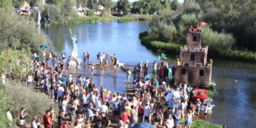 Multitudinaria bajada del Tormes en «OFNIS» que reúne a más de 3.000 personas en las orillas del río en Huerta