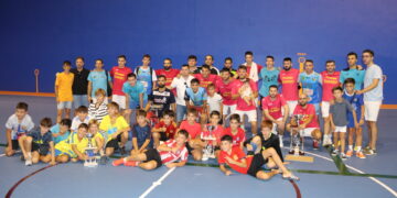 Confecciones Manuel Holgado y Sinergias ganan en Peñaranda el torneo de las 32 horas de fútbol sala en su 40 aniversario