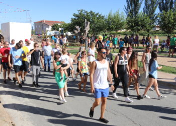 Las peñas de Huerta toman el pulso festivo en una animada tarde acompañadas de la charanga y los cabezudos