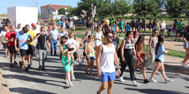 Las peñas de Huerta toman el pulso festivo en una animada tarde acompañadas de la charanga y los cabezudos