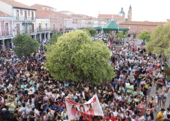 Peñaranda da su bienvenida a las fiesta con una multitudinaria concentración de peñas en la plaza de España