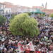 Peñaranda da su bienvenida a las fiesta con una multitudinaria concentración de peñas en la plaza de España