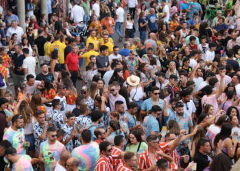 Peñaranda da su bienvenida a las fiesta con una multitudinaria concentración de peñas en la plaza de España