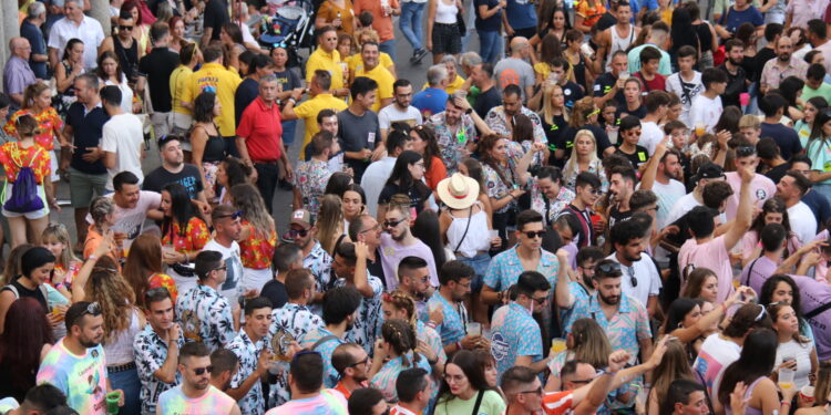 Peñaranda da su bienvenida a las fiesta con una multitudinaria concentración de peñas en la plaza de España