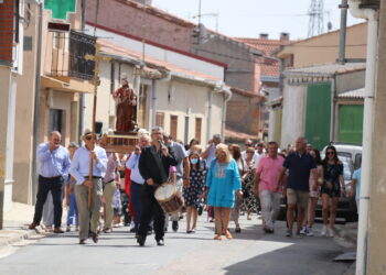 Huerta acompaña a San Bartolo en una procesión bajo un intenso calor y con reparto de sangría en la plaza de la iglesia