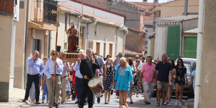 Huerta acompaña a San Bartolo en una procesión bajo un intenso calor y con reparto de sangría en la plaza de la iglesia