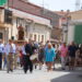 Huerta acompaña a San Bartolo en una procesión bajo un intenso calor y con reparto de sangría en la plaza de la iglesia