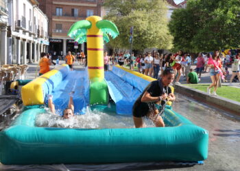Yincana récord en Peñaranda con 52 peñas participando en las divertidas pruebas repartidas por la plaza de España