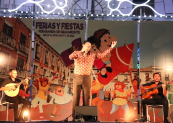 Fado, copla, tango, boleros y flamenco en la voz de Juan Santamaría llenan la plaza de la Constitución en Peñaranda