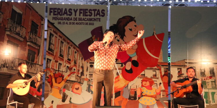 Fado, copla, tango, boleros y flamenco en la voz de Juan Santamaría llenan la plaza de la Constitución en Peñaranda