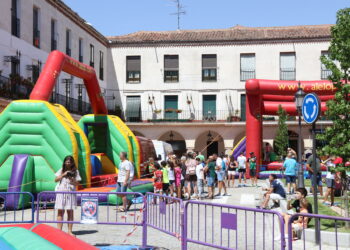 Lleno total en la plaza Nueva de Peñaranda para disfrutar del parque infantil con hinchables y juegos