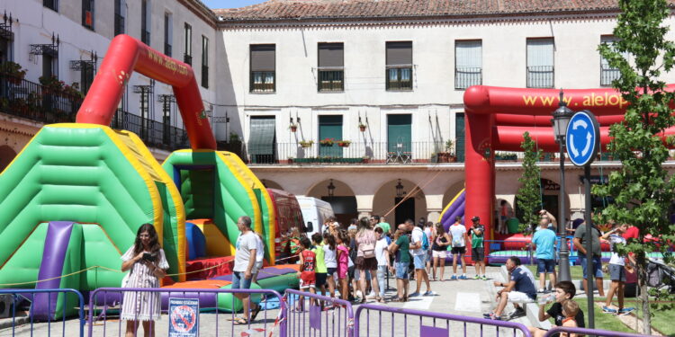 Lleno total en la plaza Nueva de Peñaranda para disfrutar del parque infantil con hinchables y juegos