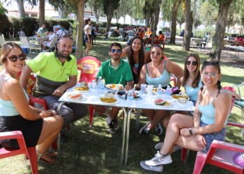 Huerta reúne en el parque viejo a más de 300 comensales para disfrutar de una gran paella popular y solidaria en el cierre festivo