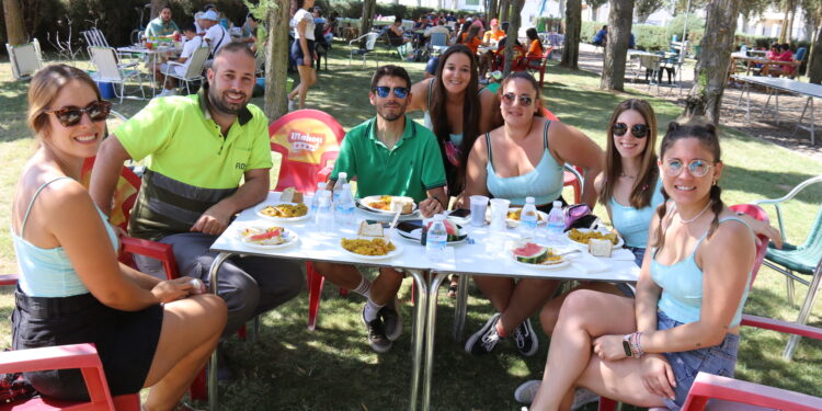 Huerta reúne en el parque viejo a más de 300 comensales para disfrutar de una gran paella popular y solidaria en el cierre festivo