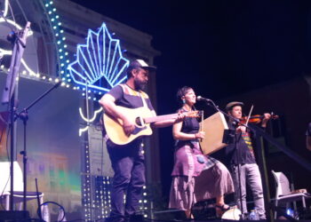 Peñaranda disfruta del esperado regreso de Folk on Crest que brinda un gran concierto en la plaza de la Constitución