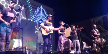 Peñaranda disfruta del esperado regreso de Folk on Crest que brinda un gran concierto en la plaza de la Constitución