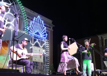 Peñaranda disfruta del esperado regreso de Folk on Crest que brinda un gran concierto en la plaza de la Constitución