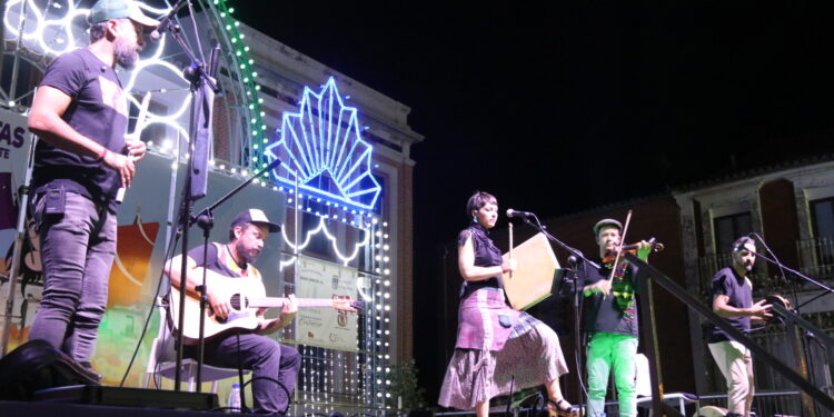Peñaranda disfruta del esperado regreso de Folk on Crest que brinda un gran concierto en la plaza de la Constitución