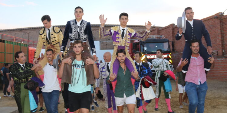 Tarde triunfal en La Florida, de Peñaranda, con Daniel Luque, Manuel Diosleguarde y Sergio Pérez saliendo a hombros del coso