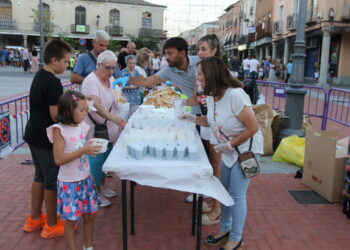 Multitudinario cierre festivo en Peñaranda con la tradicional merienda de la vaca en la plaza de la Constitución