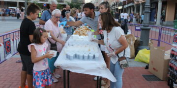Multitudinario cierre festivo en Peñaranda con la tradicional merienda de la vaca en la plaza de la Constitución