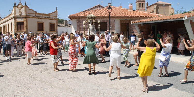 Sigue la fiesta en Palaciosrubios: procesión, paella popular, fiesta del agua y diversión hasta que el cuerpo aguante