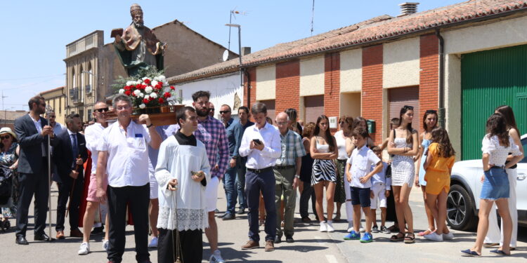 Villar de Gallimazo acompaña a su patrón, San Pedro Advíncula, en una despedida festiva con un intenso calor