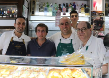 El alcalde de Madrid, José Luis Martínez-Almeida, disfruta en Los Álamos de la gastronomía peñarandina