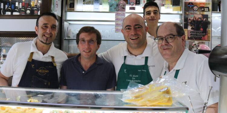 El alcalde de Madrid, José Luis Martínez-Almeida, disfruta en Los Álamos de la gastronomía peñarandina